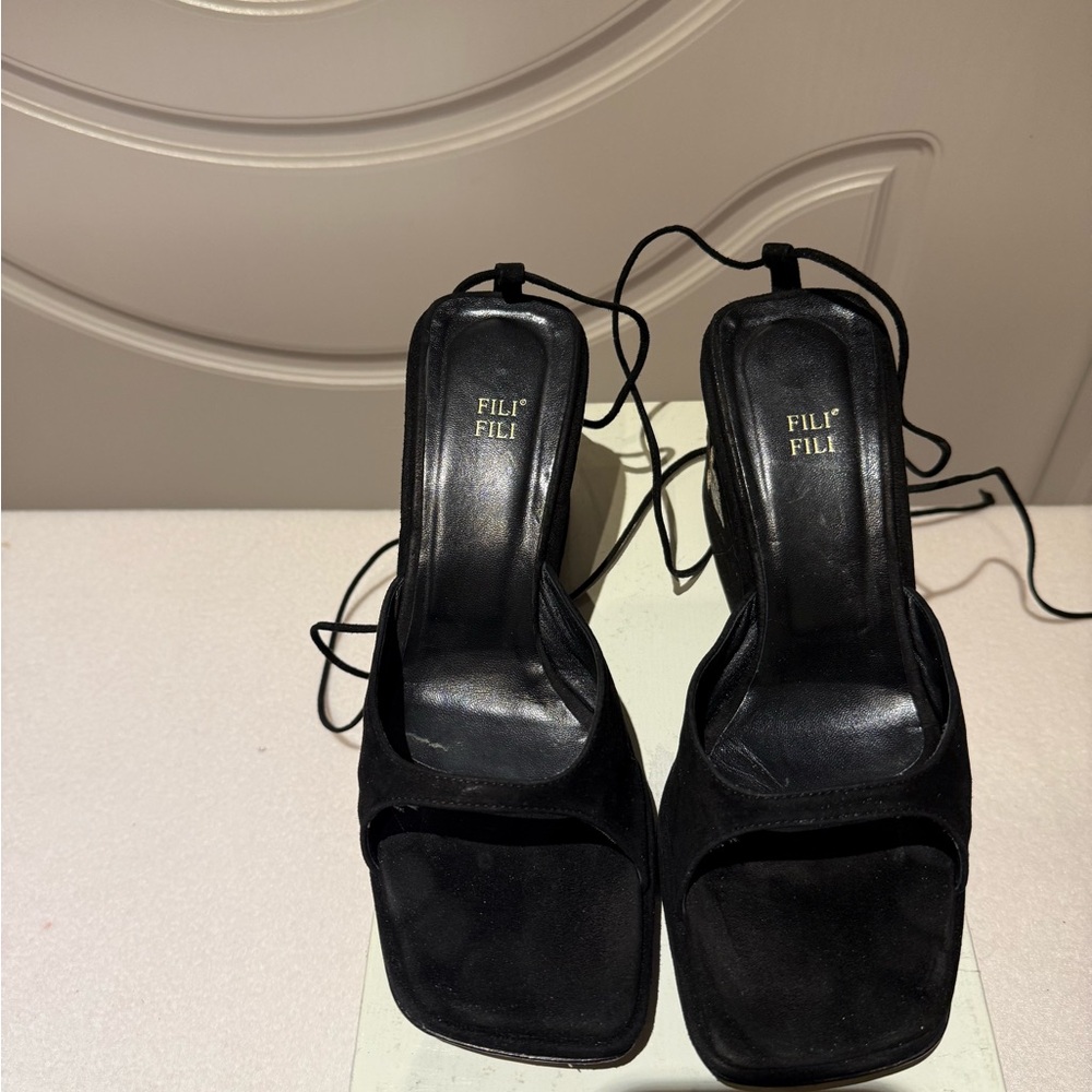 Elegant Black Embroidered Women's Shoes - Picture 3 of 4